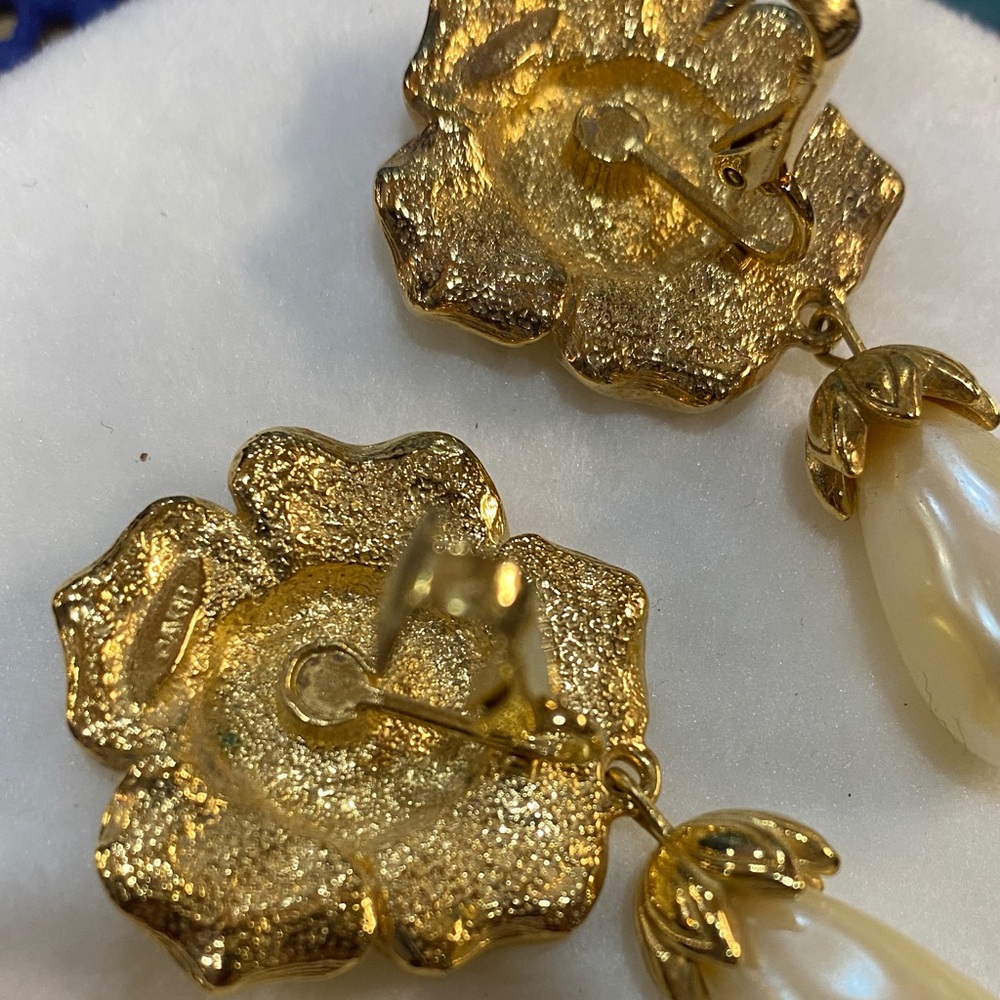 1994 Avon Baroque Pearl Drop Clip Earrings - Picture 3 of 5